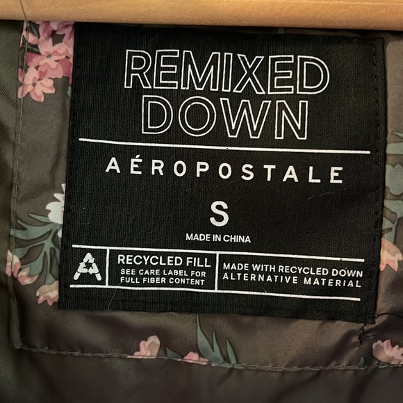 Aeropostale Cropped Puffy Vest - Size S - NWT - Picture 3 of 6